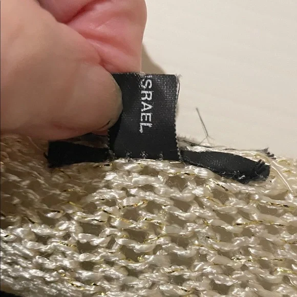 Chic Cream Cardigan with Floral Details - Picture 3 of 14